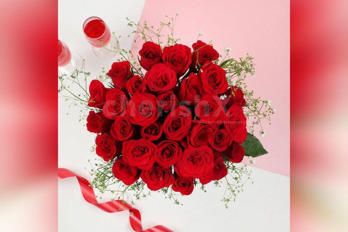 Red rose bouquets in a stylish ripple glass vase for home decor