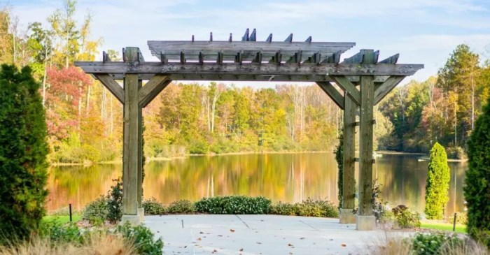 Comparing wicker and teak outdoor furniture for patio aesthetics