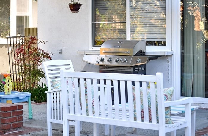 Easy outdoor furniture cleaning solutions for different materials
