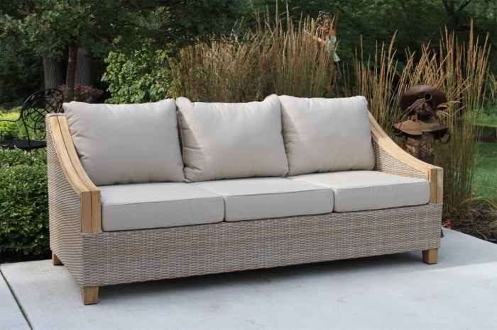 Comparing wicker and teak outdoor furniture for patio aesthetics