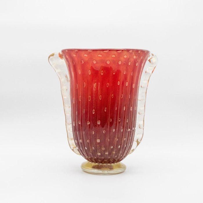 Best vintage glass vases for displaying red roses in a home